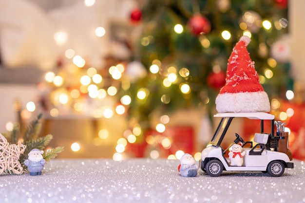 Décoration de Noël avec bonnet de Noel et jouet. Vacances de saison d'hiver avec fond clair bokeh.