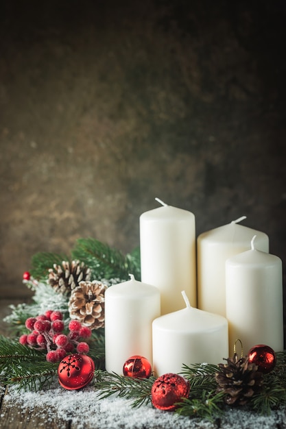 Décoration de Noël avec des bougies blanches sur fond de bois