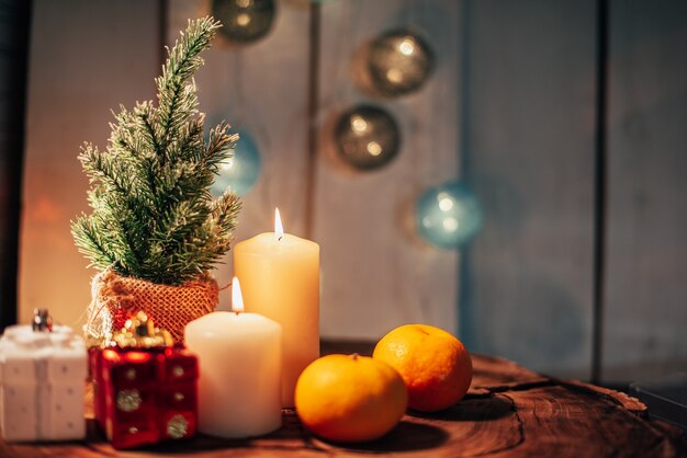 Décoration de Noël avec bougies et cadeaux