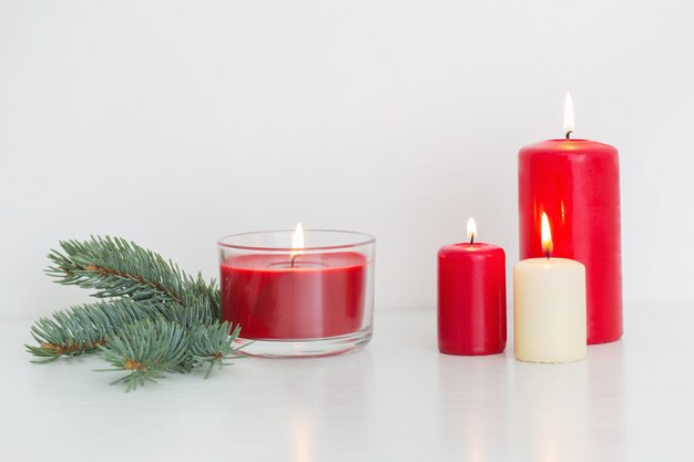 Décoration de Noël avec des bougies sur fond blanc