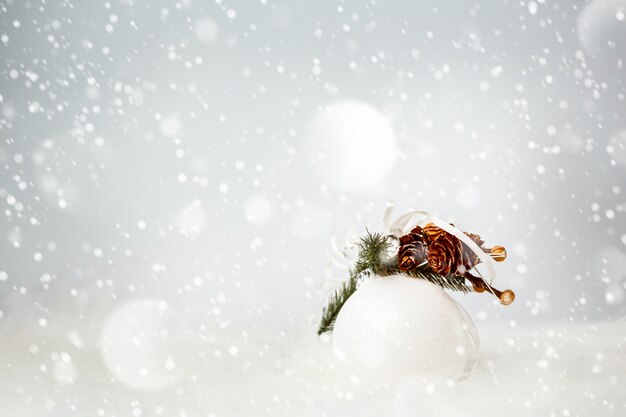 Décoration de Noël avec boule blanche