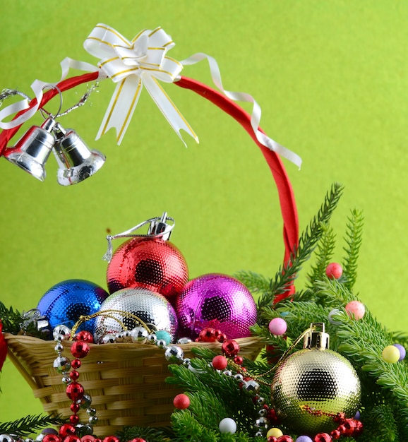 Décoration de Noël: boule de Noël et ornements avec la branche d'arbre de Noël