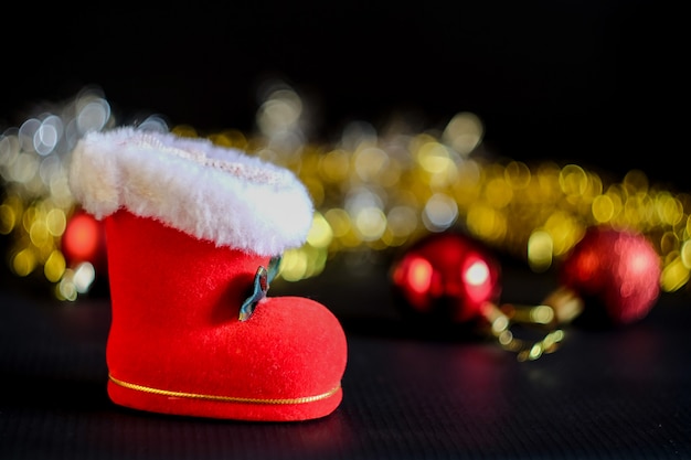 Décoration de Noël boule rouge sur table rustique