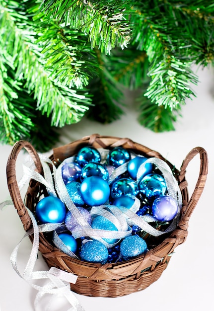 Décoration de Noël avec des boules bleues