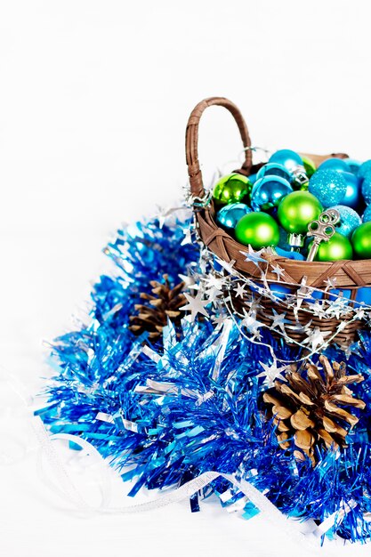 Décoration de Noël avec des boules bleues