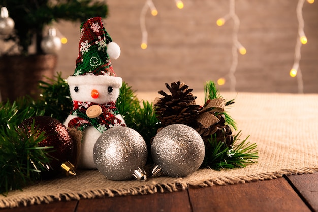 Décoration de Noël avec des boules et des bougies.