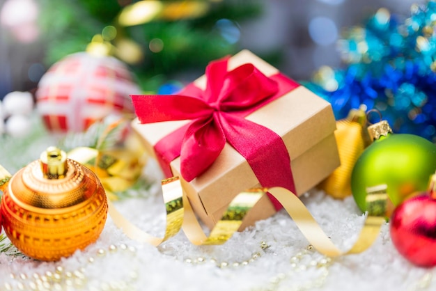 Décoration de Noël avec boules de décorations sur un arbre de Noël avec serpentine et coffrets cadeaux