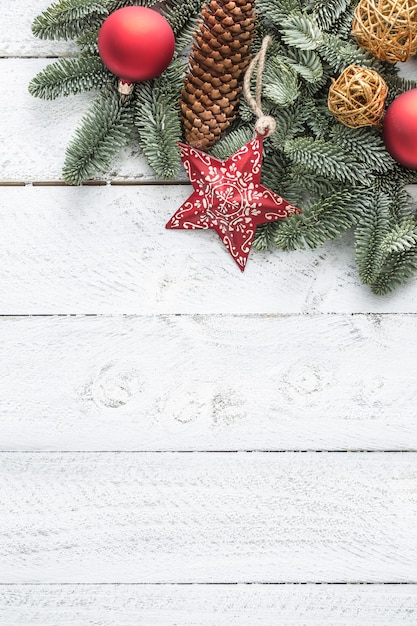 Décoration de Noël boules étoiles brindilles cône de pin sur fond de bois - Haut de la vue.