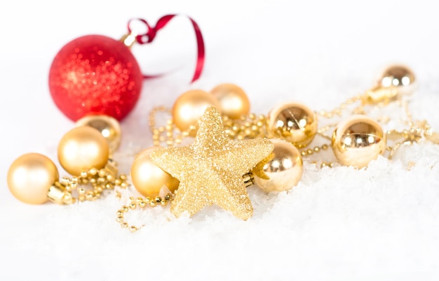 Décoration de Noël avec boules et étoiles