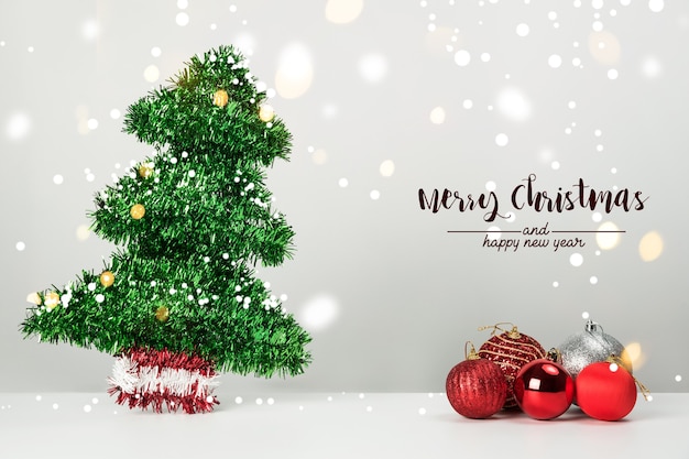 Décoration de Noël boules de pin et ornements sur fond abstrait bokeh sur fond blanc. Carte de voeux de fond de vacances pour Noël et nouvel an. joyeux Noël