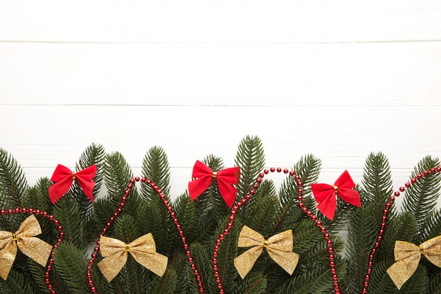 Décoration De Noël. Branche De Sapin Avec Des Bols En Or Et Rouge, Perles Sur Blanc