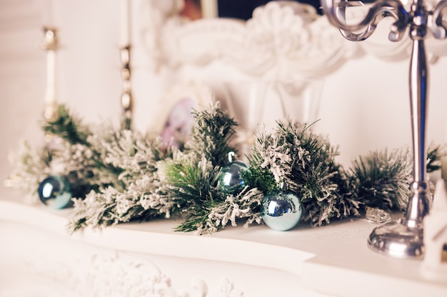 Décoration de Noël avec des branches de sapin et des boules de Noël.