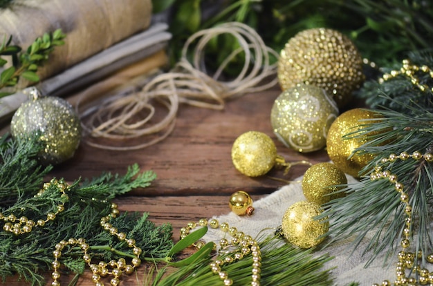 Décoration de Noël avec des branches de sapin, une corde de jute et un sac