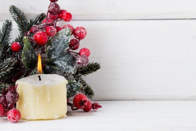 Décoration de Noël avec des branches de sapin sur le fond de bois