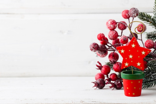 Décoration de Noël avec des branches de sapin sur le fond de bois