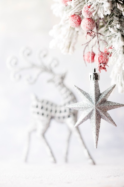 Décoration de Noël avec des branches de sapin sur le fond du bois.