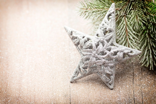 Décoration de Noël avec des branches de sapin sur le fond du bois.