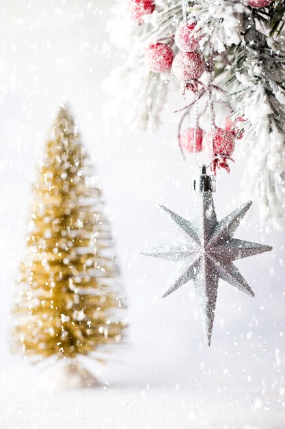 Décoration de Noël avec des branches de sapin sur le fond du bois.