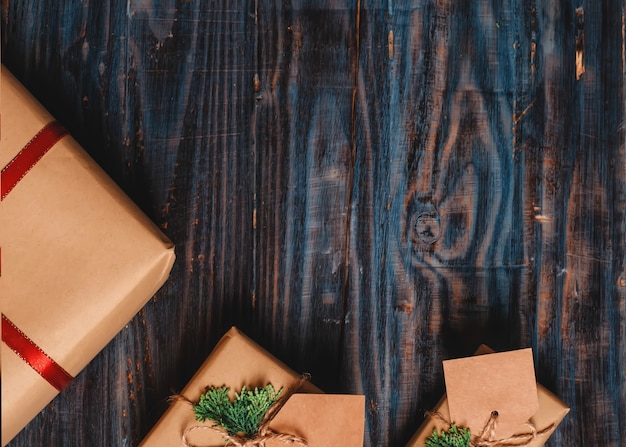 Décoration de Noël et cadeau sur fond de bois