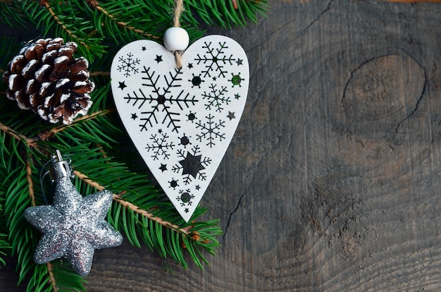 Décoration de Noël avec coeur suspendu avec flocons de neige et pomme de pin