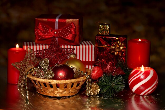 Décoration de Noël et coffrets cadeaux sur fond sombre