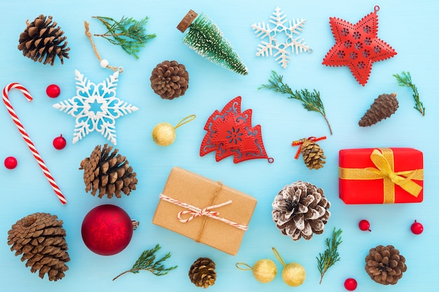 Photo décoration de noël avec des coffrets cadeaux et ornement sur fond bleu.