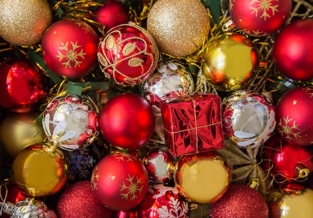 Photo décoration de noël colorée avec des boules rouges et or montagne