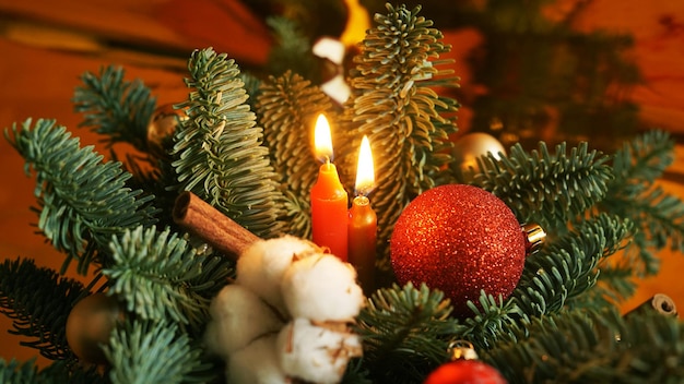 Décoration de Noël avec composition de bougies de branches d'arbres de Noël