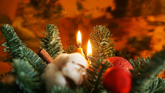 Décoration de Noël avec composition de bougies de branches d'arbres de Noël