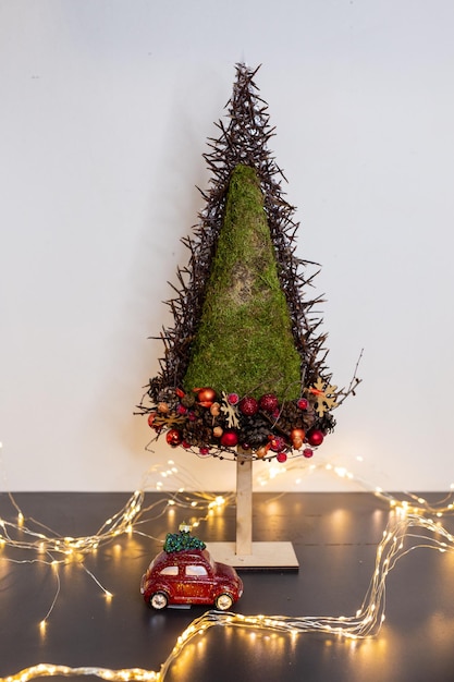 Photo décoration de noël avec des cônes et des boules d'étoiles de firanise sapin créatif de noël décoration écologique