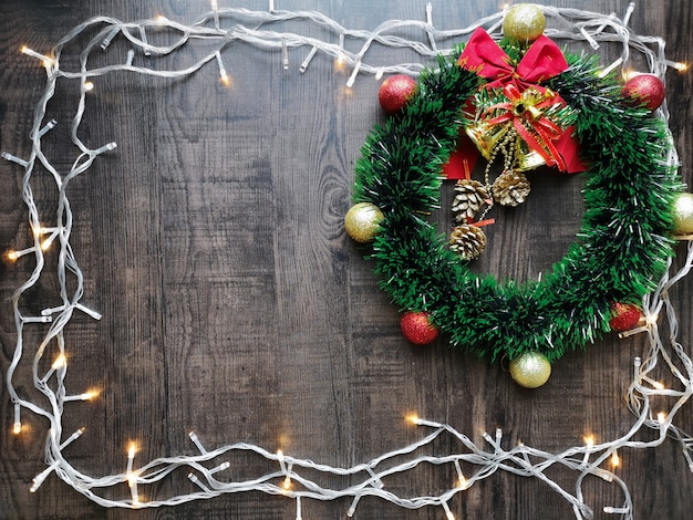 Décoration de Noël. copier l’espace pour ajouter du texte et un fond en bois.