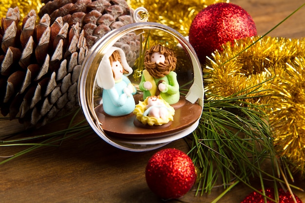 Décoration de Noël et crèche sur table en bois