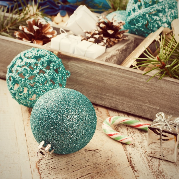 Décoration de Noël dans une boîte en bois.