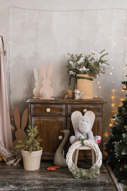 Décoration de Noël dans la chambre des enfants jouets un arbre dans un pot une couronne de Noël et des lumières