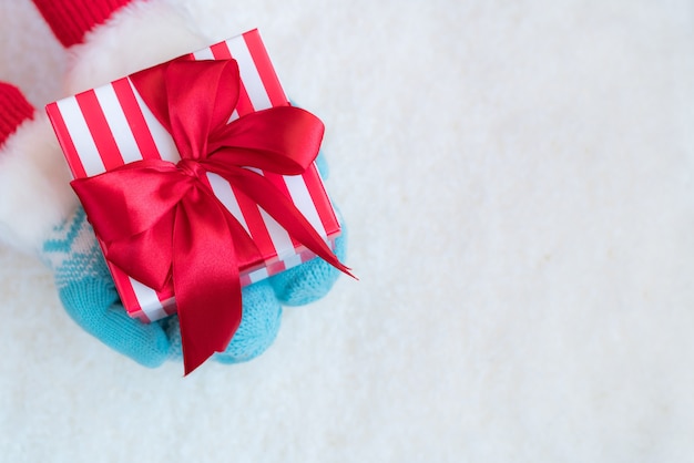 Décoration de Noël dans les mains des enfants sur fond de neige