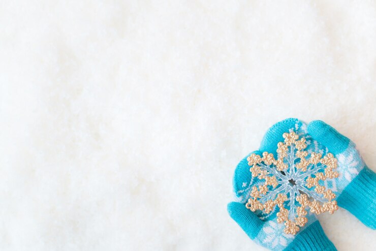Photo décoration de noël dans les mains des enfants sur la neige