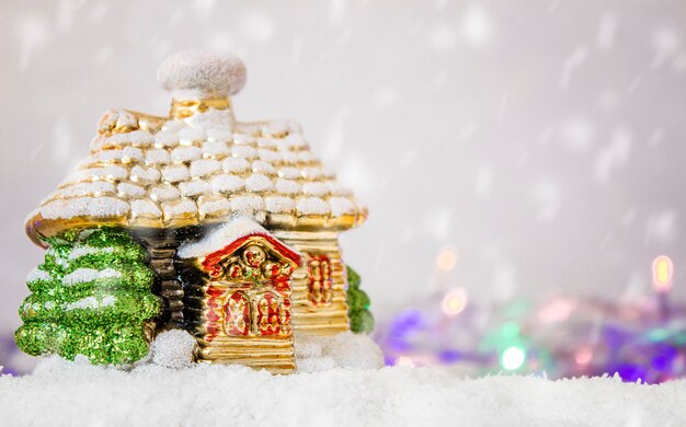 Décoration de Noël dans la neige sur fond clair avec des lumières colorées