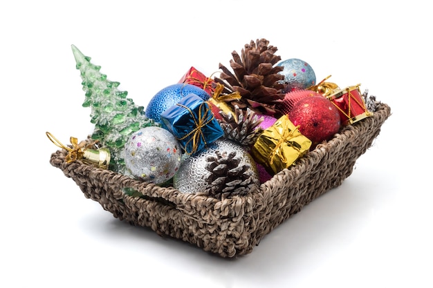 Décoration de Noël dans le panier sur fond blanc.