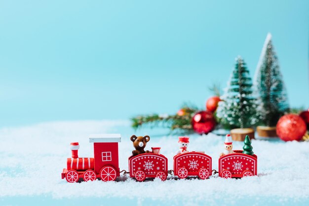 Décoration de Noël dans le parc en hiver