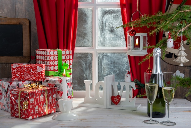 Photo décoration de noël avec deux coupes de champagne