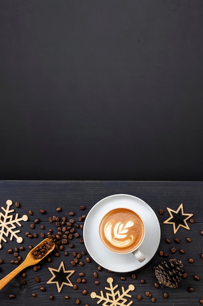 Décoration de Noël avec du café chaud sur fond de bois noir