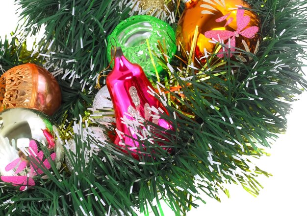 Décoration de Noël et du nouvel an - boules de verre, guirlandes vertes. Fermer. Sur fond blanc, isolé.