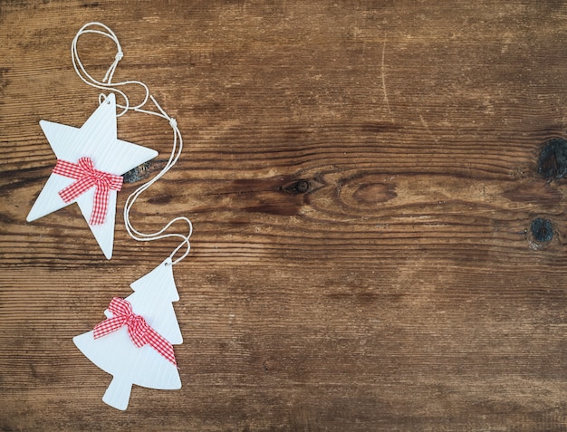 Décoration de Noël ou du nouvel an. Étoile peinte en blanc et sapin sur fond en bois, vue de dessus