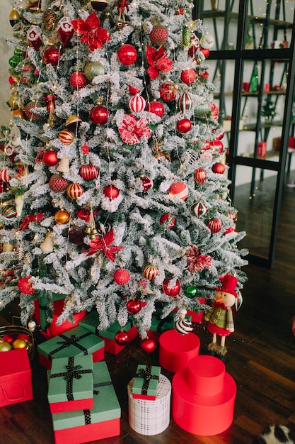 Décoration de Noël du sapin de Noël avec des boules rouges