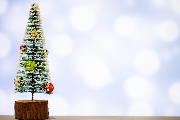 Décoration de Noël et espace pour le texte sur fond bleu.