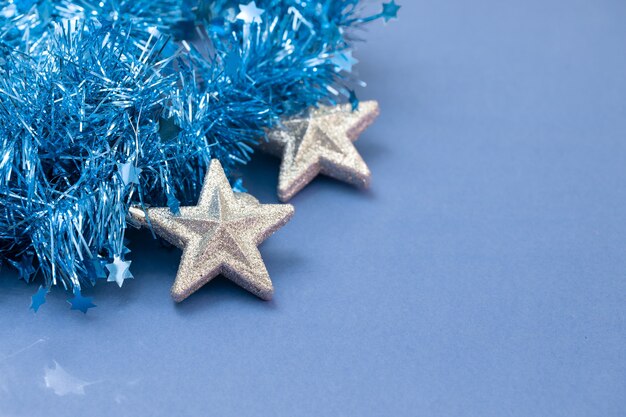 Décoration de Noël avec des étoiles sur la table bleue