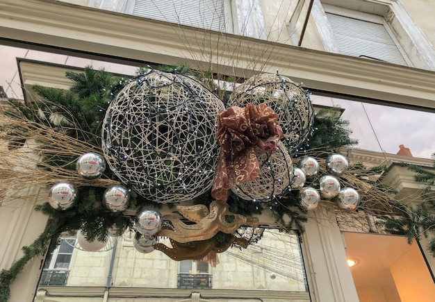 Photo décoration de noël sur la façade de la boutique