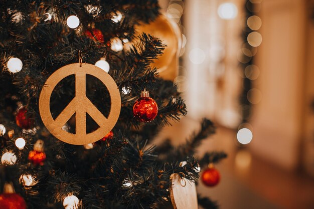 Décoration de Noël avec figurine icône hippie accrochée à un sapin de Noël Décor créatif