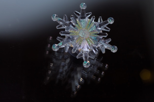 Décoration de Noël flocon de neige sur fond de verre noir