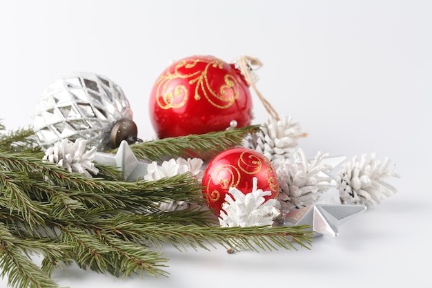 Décoration de Noël sur fond blanc avec pomme de pin